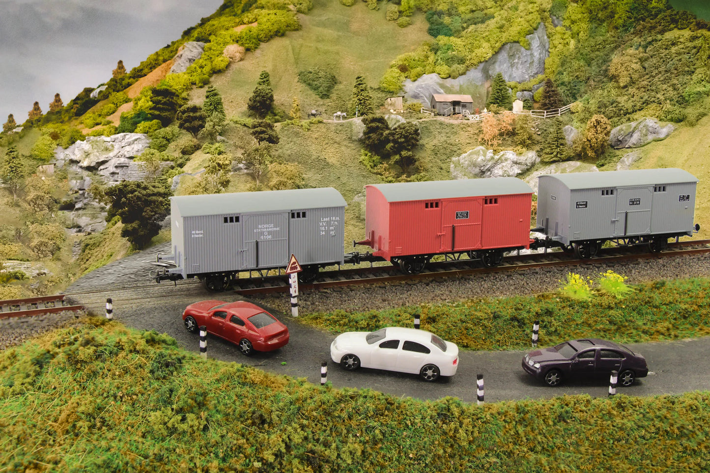 Evemodel 3pcs HO Scale 1:87 20ft Box Car Wagon 20' Railway Boxcars Freight Car C8728