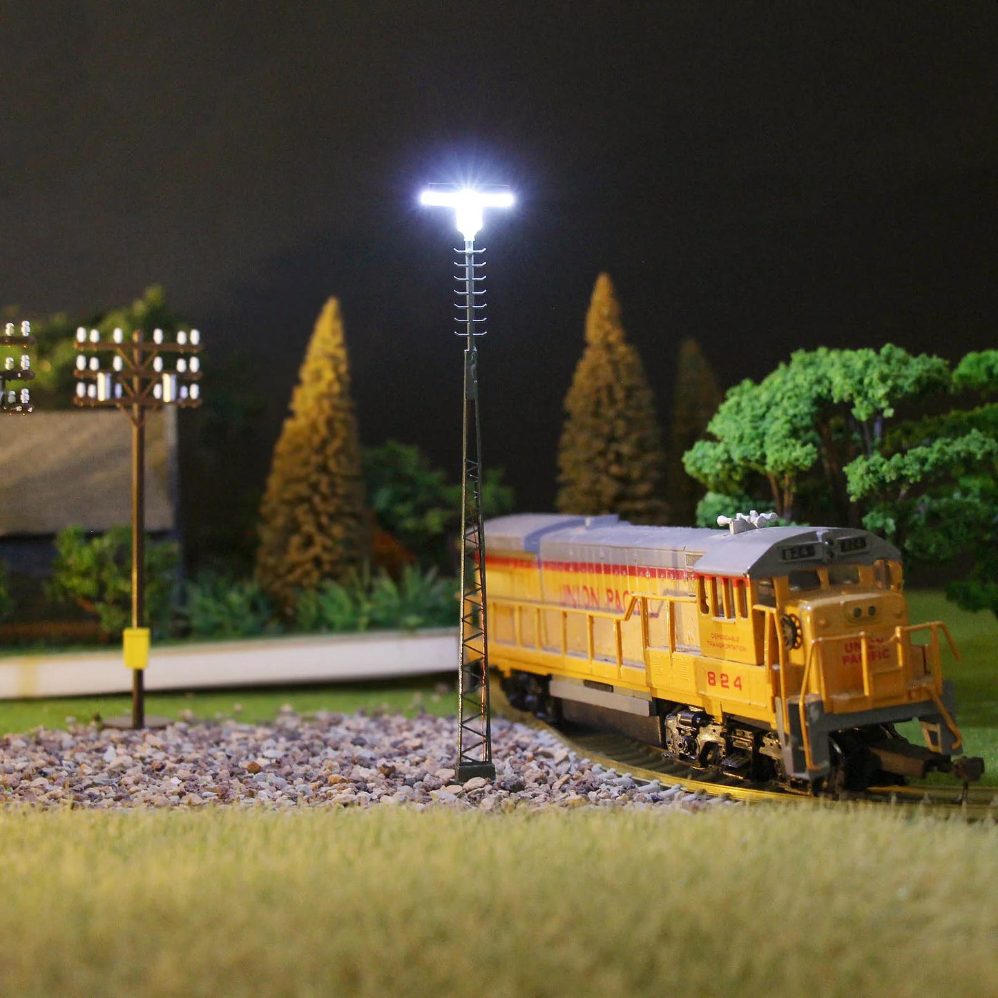 Evemodel LQS64HO 3pcs Model Railway Lattice Mast HO Scale Lamp Track Light Bright White Layout 1:87 14.3cm