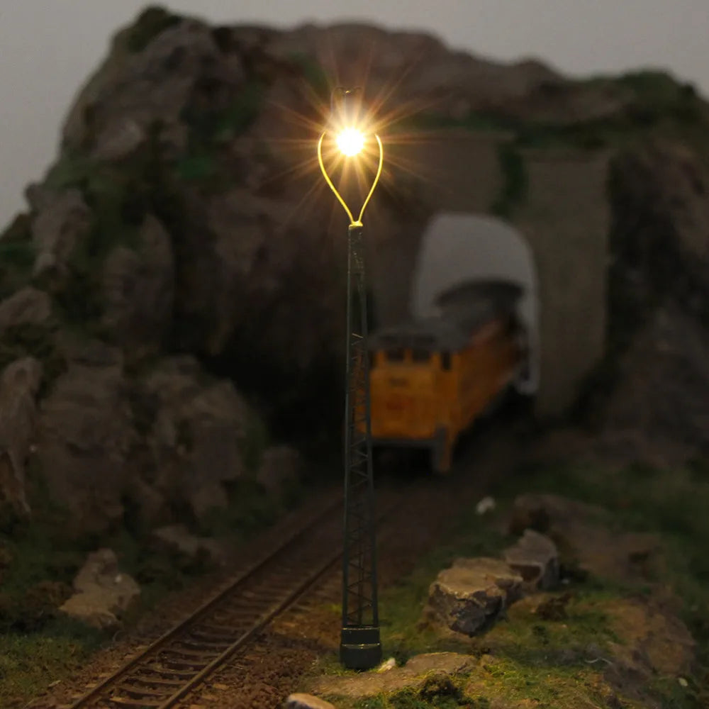 Evemodel 3pcs HO Scale Lamp Post 12.8cm 1:87 Street Lights Model Railway LED Lights  LQS67HO