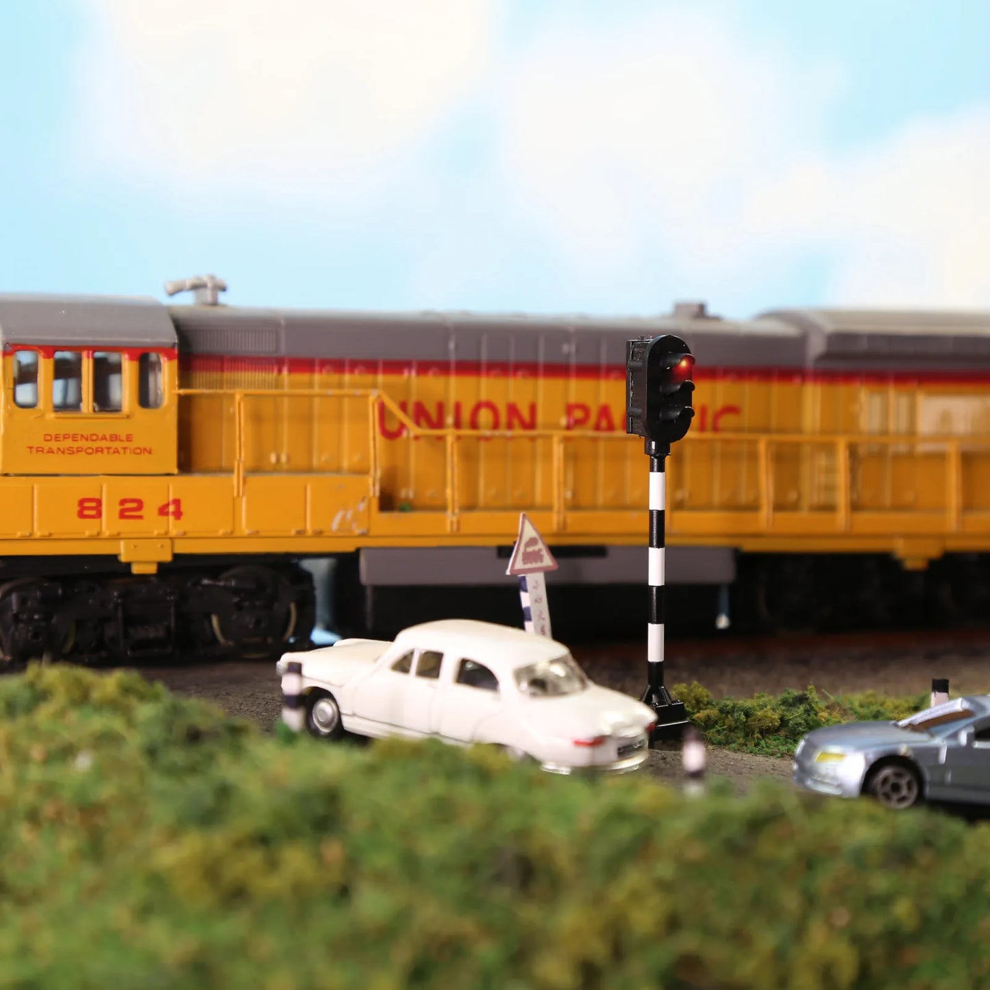 Evemodel 10pcs OO HO Scale 1:75 Crossing Signals 3-LEDs Road Street Block Light Red Yellow Green JTD7511RYG