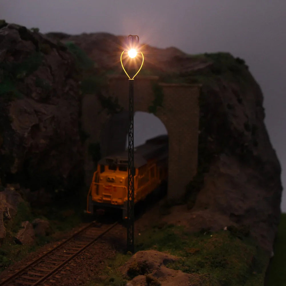 Evemodel 3pcs Model Railway Layout HO Scale 1:87 Lattice Mast Lamp Track Light 15cm LQS44