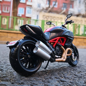 Maisto 1:12 Ducati Diavel Carbon Alloy Racing Motorcycle Model Diecast Metal Street Sports Motorcycle Model Simulation Kids Gift
