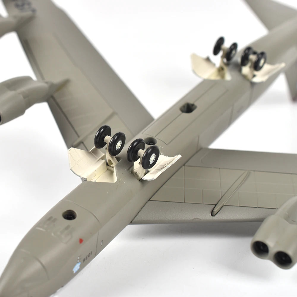 USA B52 Fighter Diecast Metal 1/200 Scale Military Missile bomber B-52 Model